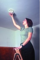 Befestigung eines Rauchmelders an der Decke